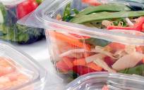 Verduras dentro de recipientes de plástico. / EFE