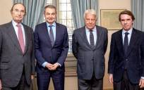 El presidente del Real Instituto Elcano, Emilio Lamo de Espinosa, con los expresidentes del Gobierno José Luis Rodríguez Zapatero, Felipe González y José María Aznar. / E.P.