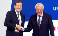Los expresidentes del Gobierno Felipe González (d) y Mariano Rajoy en una imagen de archivo. EFE/ Salvador Sas
