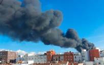Incendio en una nave de gestión de residuos y reciclaje de Huelva. / E.P.