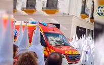 Ambulancia que trasladó al hombre a un centro hospitalario. / Emergencias Sevilla vía Esteban Rivas