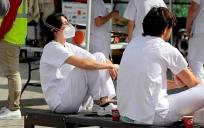 Enfermeros durante un momentos de descanso. / EFE