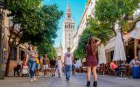 Turistas en Sevilla en verano. / El Correo