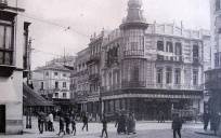 Café de París, en Sevilla, junto a la calle Sierpes, construido entre 1904-1906, diseñado por Aníbal González, derribado en los años 70.