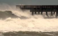 El muelle del paseo marítimo de Juno Beach, Florida, es golpeado este martes por las fuertes olas del huracán Dorian. / EFE