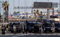 Efectivos de la Policía Nacional a las puertas del Puente de la Constitución, en Cádiz, durante la huelga. EFE/Román Ríos