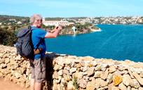 Un turista practicando el senderismo por la isla de Menorca. EFE/ David Arquimbau Sintes