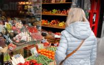 Una mujer observa el precio de las verduras y frutas en Bilbao. EFE/Luis Tejido