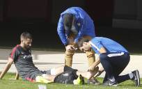 Gonalons con el equipo médico en el entrenamiento de esta mañana. Foto: Sevilla FC
