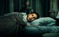Investigación paranormal y apariciones fantasmales al borde de la cama