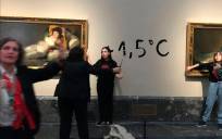 Dos activistas se pegan a ‘Las Majas’ de Goya en el Prado