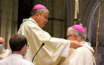  El nuncio apostólico impone el palio arzobispal a Saiz Meneses.
