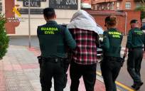 El detenido por el asesinato del menor de nueve años de Lardero (La Rioja), acompañado de varios guardias civiles. / Guardia Civil