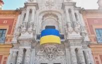 La fachada del Palacio de San Telmo con la bandera de Ucrania / EFE