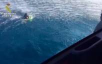 Una ‘narcolancha’ rescata a tres guardias civiles caídos al mar