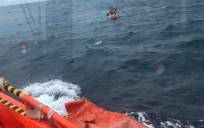 Salvamar Vega rescata a dos tripulantes de un kayak. / Salvamento Marítimo