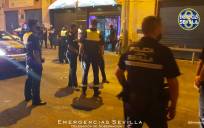 La Policía Local en una de las labores de desalojo esta pasada madrugada. / Emergencias Sevilla