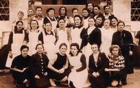 Imagen de las trece rosas junto a otras compañeras en los años 30.