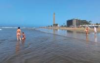 Vista inusual de la playa de Maspalomas en Gran Canaria en la última semana de julio, una época en la que todo el litoral canario suele estar abarrotado de turistas. EFE/ José María Rodríguez