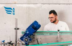 La empresa sevillana Arg Bottling, especializada en trabajar para el sector del embotellado y del envasado, tiene abierta una oferta de empleo para incorporar a una persona en el puesto de ingeniería de diseño mecánico.
