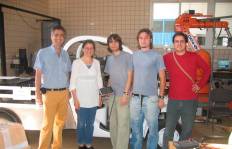 Carlos Bordons aparece en la imagen junto a jóvenes investigadores de su equipo y con Anna Stephanopoulos, de la Universidad de Michigan, experta en vehículos de hidrógeno.