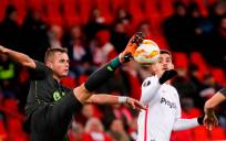 Zinho Vanheusden (i) del Standard disputa un balón ante Andre Silva (d) del Sevilla FC. / EFE