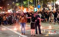 Imagen de los disturbios provocados por independentistas en Barcelona el martes. / EFE