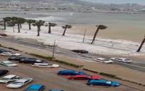 Corte de carretera en La Línea ante crecida del mar por el temporal