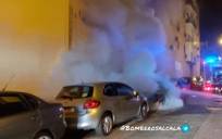 Alarma por el incendio de un coche en Alcalá de Guadaíra