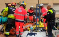 Bombeeros de Jaén liberando de la carga al trabajor herido