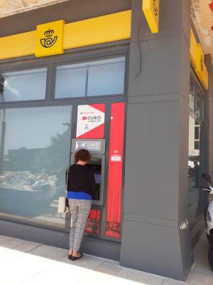 Ya está operativo el cajero automático en la oficina de Correos en Estepona
