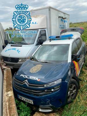 Camión y coche patrulla de la actuación en Torreblanca