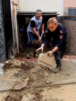 Vecinos, bomberos y Proteccion Civil achican agua en la población de Las Gabias (Granada).L. EFE/Miguel Angel Molina