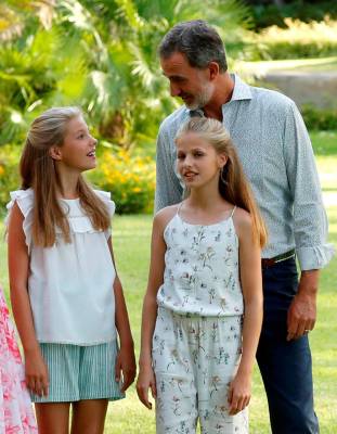 Felipe VI y sus hijas, la princesa Leonor,c., y la infanta Sofía, iz. EFE/Ballesteros