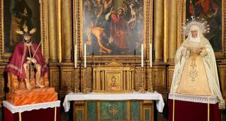 Las imágenes de San Esteban, en el altar mayor de su templo 