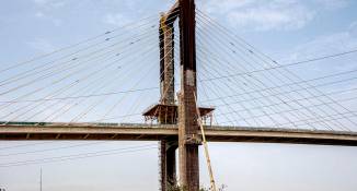 Vistas del puente del Centenario donde se está realizando obras de sustitución de tirantes y de ampliación de la plataforma. / Eduardo Briones - E.P.ress