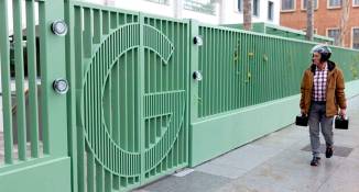 Imagen de la entrada del centro, con la ‘G’ de Google en la puerta. / EFE