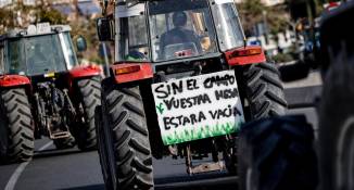 Los agricultores españoles comienzan una tercera semana de protestas este lunes, cuando está previsto que un centenar de tractores y miles de manifestantes ocupen el centro de Madrid. EFE/Biel Aliño