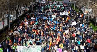 Miles de personas participan en una manifestación de protesta por la situación que sufre el mundo rural y sus actividades, especialmente las labores desarrolladas por el sector primario, hoy en Madrid. EFE/Víctor Lerena
