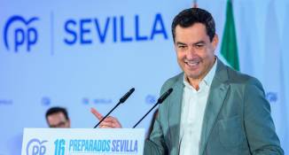 El presidente del PP Andaluz, Juanma Moreno, interviene durante la clausura del 16º Congreso Provincial del PP de Sevilla, este domingo. EFE/ Raúl Caro.