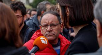 El portero del edificio incendiado, Julián, atiende a los medios de comunicación durante el minuto de silencio por las víctimas del incendio del barrio de Campanar. Rober Solsona / Europa Press