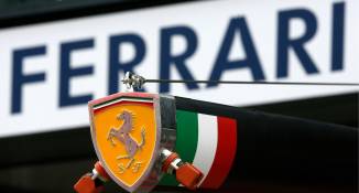El logo de la escudería de Ferrari en una foto de archivo. EFE/Roland Weihrauch