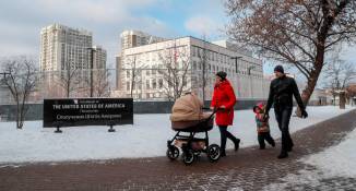 Vista de los exteriores de la embajada estadounidense en Kiev este lunes. El departamento de Estado de EEUU ha anunciado la reducción del número de personas que trabajan en su sede diplomática en Ucrania, comenzando con los trabajadores no esenciales y sus familias. EFE/SERGEY DOLZHENKO