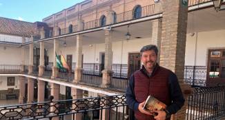 El autor posa con su novela en los Salesianos de Triana. / Antonio Puente Mayor