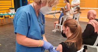 Una enfermera administra una vacuna contra el covid-19. / El Correo