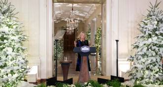 La primera dama de Estados Unidos, Jill Biden, agradece a los voluntarios que ayudaron a decorar la Casa Blanca para la temporada navideña, en Washington (EE.UU.), este 28 de noviembre de 2022. / EFE-EPA-Michael Reynolds