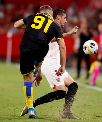  El defensa español del Sevilla Sergio Escudero (d), disputa un balón con Dragan Mihajlovic (i). EFE/ Jose Manuel Vidal