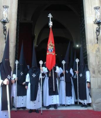 La Soledad recuerda al cardenal Spínola en este banderín portado por un nazareno en la estación del Sábado Santo.