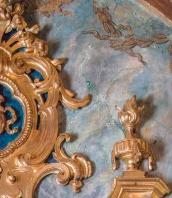 Las pinturas y marmoleados completan junto con los entallados la decoración del camarín (Foto: Hermandad de la Soledad de Cantillana)