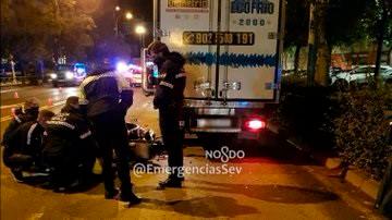 Hospitalizado un motorista tras colisionar con un camión en la avenida de la Paz